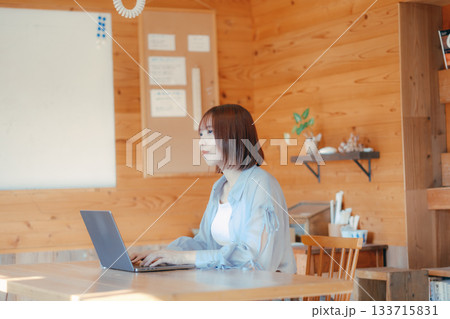 コワーキングスペースで作業をする20代女性のワークシーン 133715831