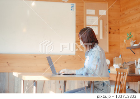 コワーキングスペースで作業をする20代女性のワークシーン 133715832