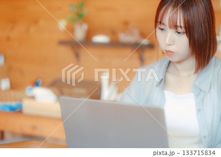 コワーキングスペースで作業をする20代女性のワークシーン コワーキングスペースで作業をする20代女性のワークシーン 133715834