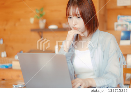コワーキングスペースで作業をする20代女性のワークシーン 133715835