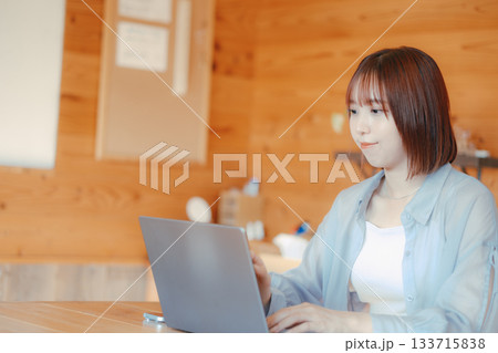 コワーキングスペースで作業をする20代女性のワークシーン 133715838