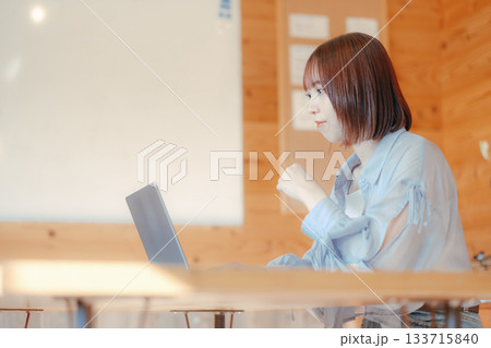 コワーキングスペースで作業をする20代女性のワークシーン コワーキングスペースで作業をする20代女性のワークシーン 133715840