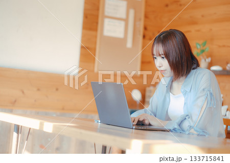 コワーキングスペースで作業をする20代女性のワークシーン 133715841