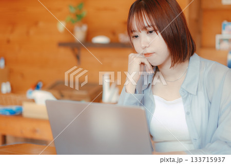 コワーキングスペースで作業をする20代女性のワークシーン 133715937