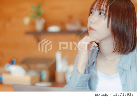 コワーキングスペースで作業をする20代女性のワークシーン 133715938