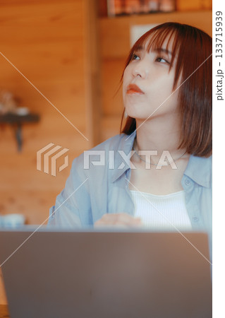 コワーキングスペースで作業をする20代女性のワークシーン 133715939