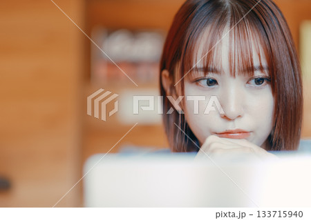 コワーキングスペースで作業をする20代女性のワークシーン コワーキングスペースで作業をする20代女性のワークシーン 133715940