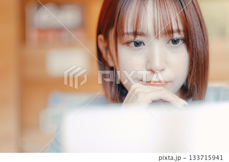 コワーキングスペースで作業をする20代女性のワークシーン コワーキングスペースで作業をする20代女性のワークシーン 133715941