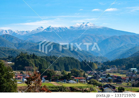 青空の下、美女街道の展望台から望む冠雪の乗鞍岳 133715970