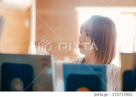 コワーキングスペースで読書をする20代女性のシーン コワーキングスペースで読書をする20代女性のシーン 133715981