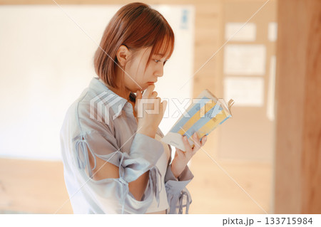 コワーキングスペースで読書をする20代女性のシーン コワーキングスペースで読書をする20代女性のシーン 133715984