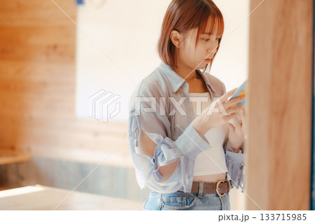 コワーキングスペースで読書をする20代女性のシーン 133715985