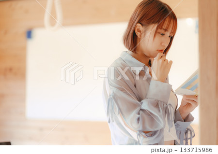 コワーキングスペースで読書をする20代女性のシーン 133715986