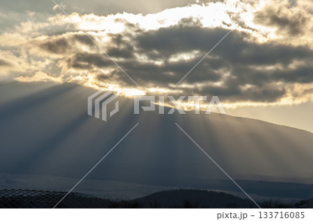 富士の稜線にかかる夕焼雲から漏れる光芒の列・忍野村 富士の稜線にかかる夕焼雲から漏れる光芒の列・忍野村 133716085