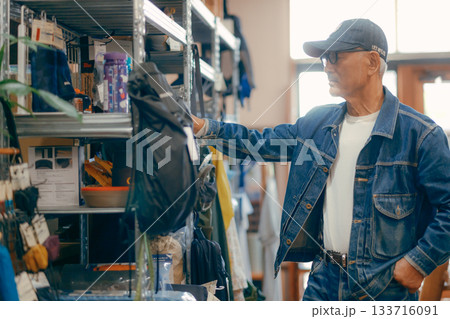店内で雑誌を手に取る60代男性の日常シーン 店内で雑誌を手に取る60代男性の日常シーン 133716091