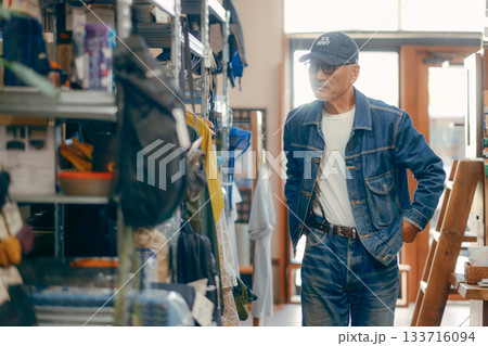 店内で雑誌を手に取る60代男性の日常シーン 店内で雑誌を手に取る60代男性の日常シーン 133716094