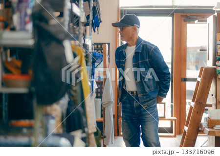 店内で雑誌を手に取る60代男性の日常シーン 店内で雑誌を手に取る60代男性の日常シーン 133716096