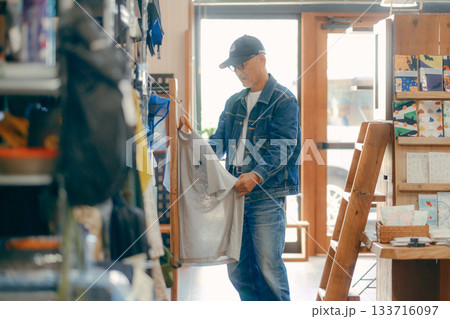 店内で雑誌を手に取る60代男性の日常シーン 店内で雑誌を手に取る60代男性の日常シーン 133716097
