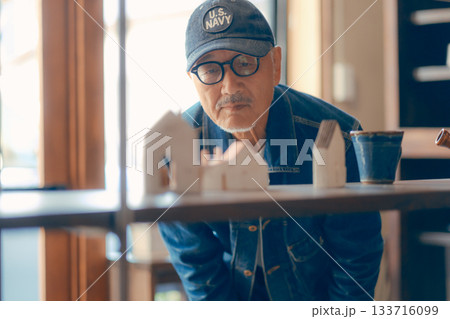 店内で雑誌を手に取る60代男性の日常シーン 店内で雑誌を手に取る60代男性の日常シーン 133716099