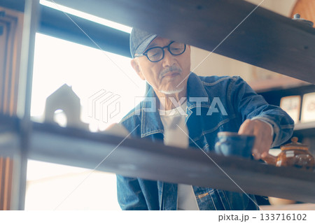 店内で雑誌を手に取る60代男性の日常シーン 店内で雑誌を手に取る60代男性の日常シーン 133716102