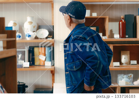 店内で雑誌を手に取る60代男性の日常シーン 店内で雑誌を手に取る60代男性の日常シーン 133716103