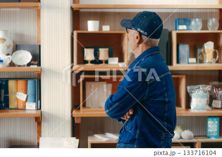 店内で雑誌を手に取る60代男性の日常シーン 店内で雑誌を手に取る60代男性の日常シーン 133716104