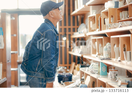 店内で雑誌を手に取る60代男性の日常シーン 店内で雑誌を手に取る60代男性の日常シーン 133716113