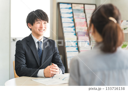 女性客と商談する若いアジア人ビジネスマン（自動車・保険） 133716138