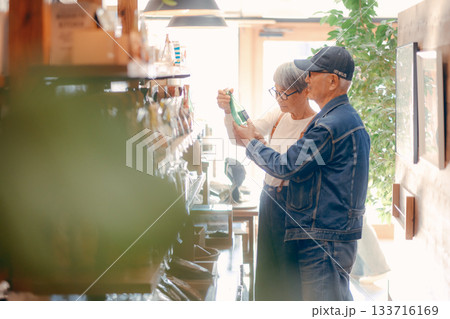 店内で商品を選ぶシニア夫婦の日常シーン 店内で商品を選ぶシニア夫婦の日常シーン 133716169