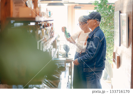 店内で商品を選ぶシニア夫婦の日常シーン 133716170