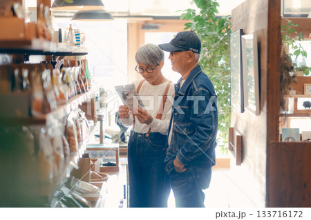 店内で商品を選ぶシニア夫婦の日常シーン 133716172