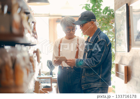 店内で商品を選ぶシニア夫婦の日常シーン 店内で商品を選ぶシニア夫婦の日常シーン 133716178