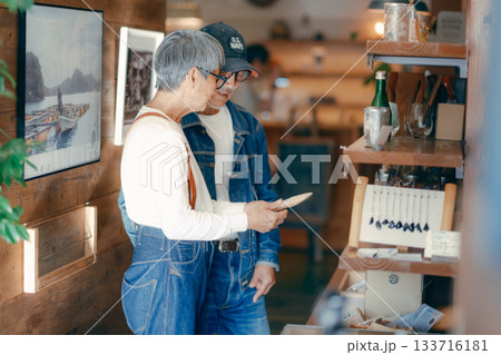 店内で商品を選ぶシニア夫婦の日常シーン 店内で商品を選ぶシニア夫婦の日常シーン 133716181