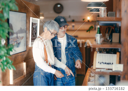 店内で商品を選ぶシニア夫婦の日常シーン 133716182