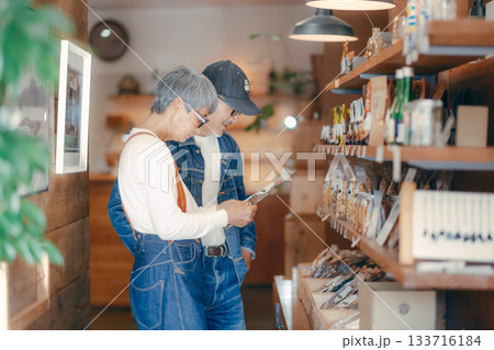店内で商品を選ぶシニア夫婦の日常シーン 133716184