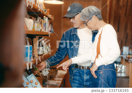 店内で商品を選ぶシニア夫婦の日常シーン 店内で商品を選ぶシニア夫婦の日常シーン 133716193