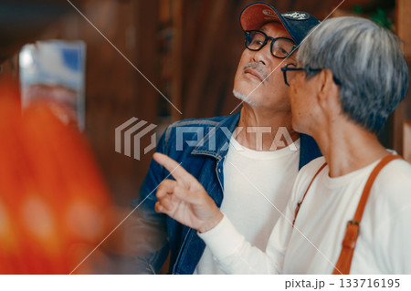 店内で商品を選ぶシニア夫婦の日常シーン 店内で商品を選ぶシニア夫婦の日常シーン 133716195