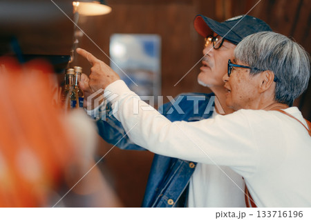 店内で商品を選ぶシニア夫婦の日常シーン 133716196