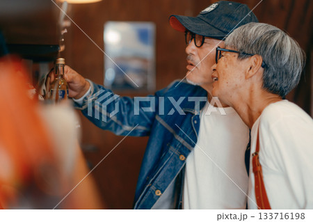 店内で商品を選ぶシニア夫婦の日常シーン 133716198