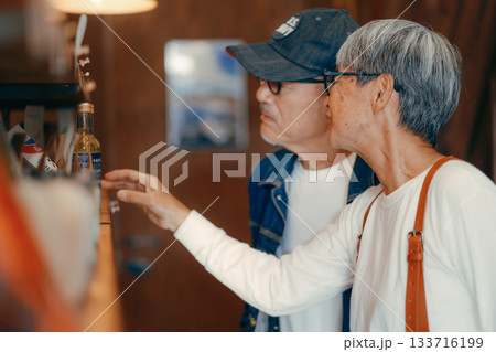 店内で商品を選ぶシニア夫婦の日常シーン 133716199