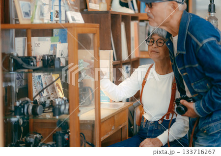 カメラ店でヴィンテージカメラを眺めるシニア夫婦の時間 133716267