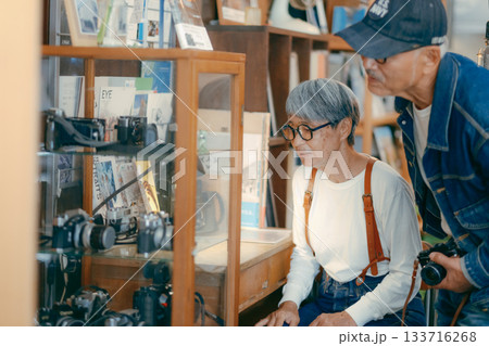 カメラ店でヴィンテージカメラを眺めるシニア夫婦の時間 133716268