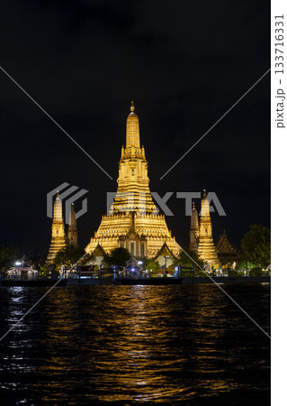 タイ王国バンコク、ワット・アルン(暁の寺)の夜景 タイ王国バンコク、ワット・アルン(暁の寺)の夜景 133716331