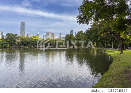 タイ王国バンコクのルンピニー公園と高層ビル群 133716335