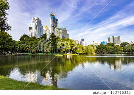 タイ王国バンコクのルンピニー公園と高層ビル群 133716336