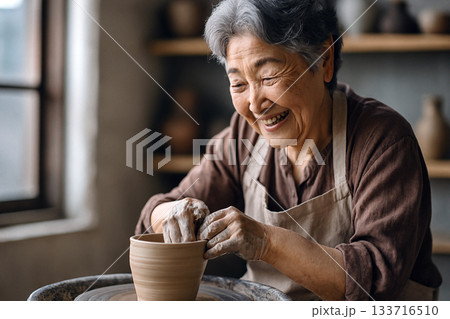 陶芸をするシニア女性 133716510