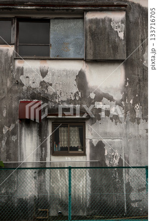 剥がれた後がアートのようなモルタル壁の民家・昭和の匂いが残る街富士吉田 剥がれた後がアートのようなモルタル壁の民家・昭和の匂いが残る街富士吉田 133716705