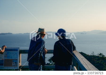 展望台で景色を眺めるシニア夫婦 展望台で景色を眺めるシニア夫婦 133716723
