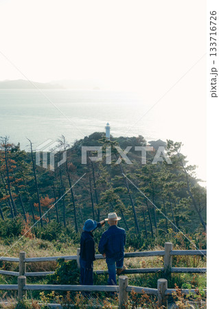 展望台で景色を眺めるシニア夫婦 展望台で景色を眺めるシニア夫婦 133716726