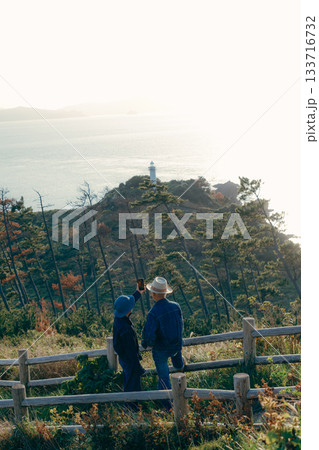 展望台で景色を眺めるシニア夫婦 展望台で景色を眺めるシニア夫婦 133716732